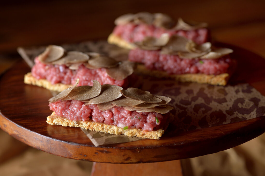 Bar da Dona Onça
Trufas de Sapucay
Chef Janaina Torres
Canapés de tartar de carne com Trufas de Sapucay