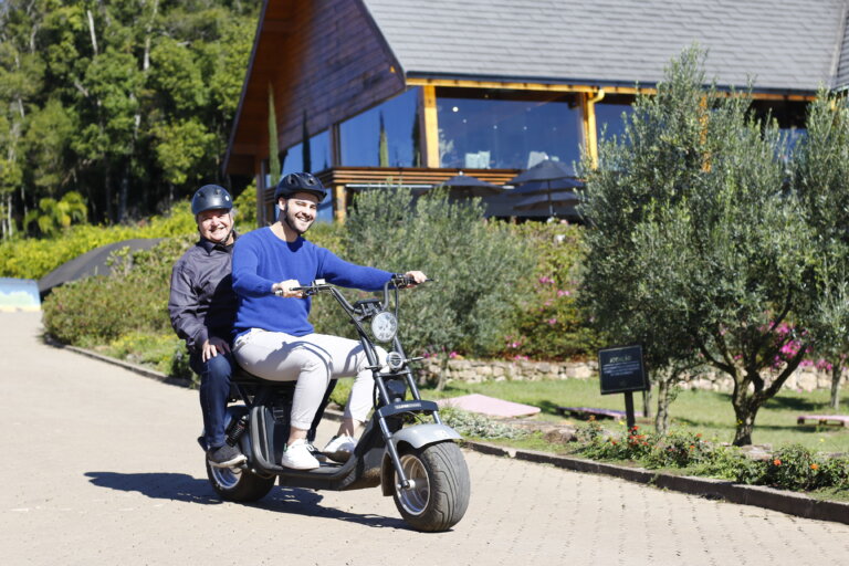 Passeio de Scooter no Olivas de Gramado