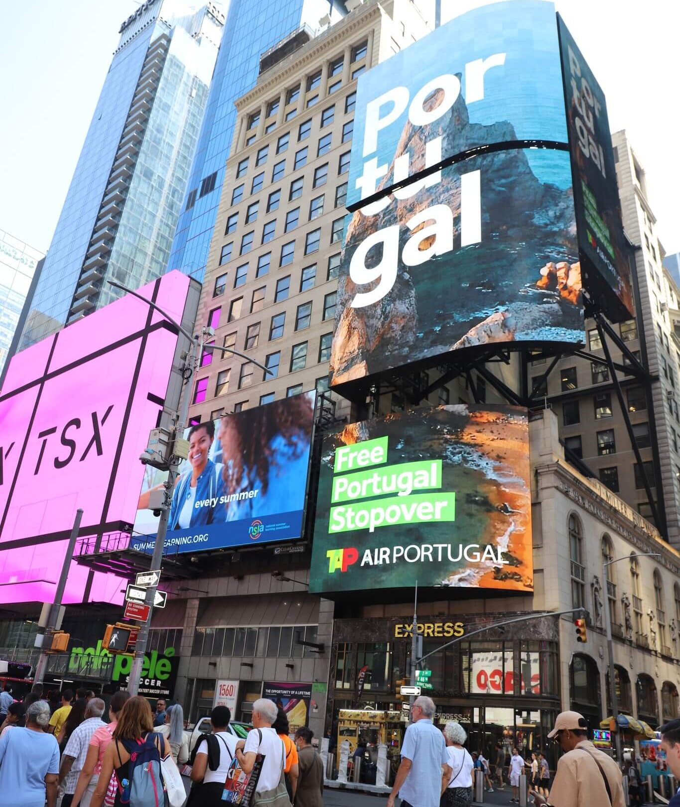 A TAP promove Portugal nos ecrãs de Times Square, o coração de Nova Iorque, com a exibição de um vídeo com imagens da Companhia e do País, que vai passar nos ecrãs gigantes da mais icónica praça dos Estados Unidos da América. O vídeo, com uma duração de 15 segundos, será exibido três vezes por hora, 72 vezes por dia, todos os dias, até ao final de 2024. O vídeo será renovado ao longo do tempo, com adaptação aos períodos festivos, promoções, etc. No total, Times Square será o palco para a exibição de 32 mil spots com mensagens da TAP e de Portugal, que vão chegar a uma audiência estimada de 730 milhões de nova-iorquinos e visitantes. TAP 