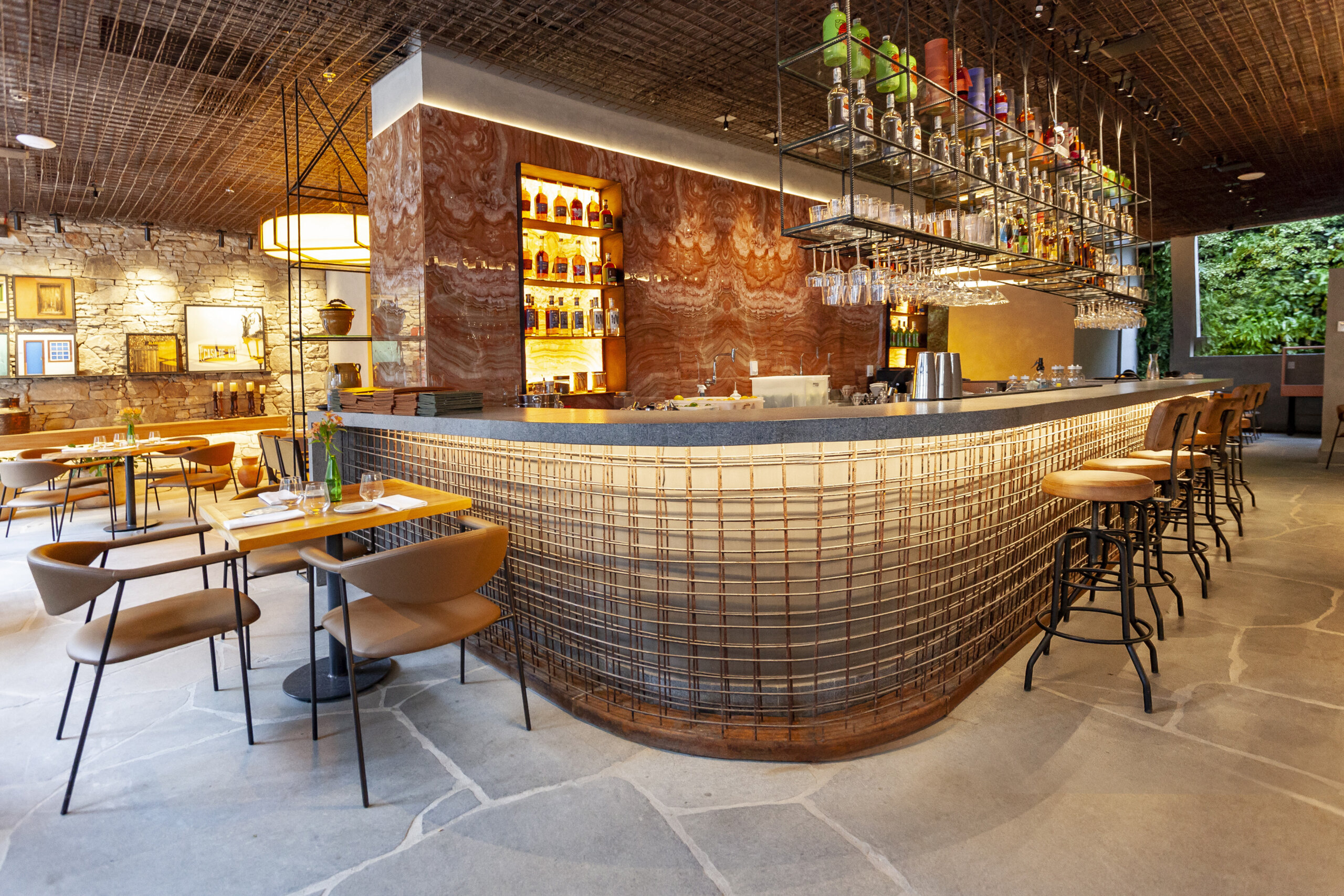 Dos pratos aos drinks, Trintaeum reforça identidade mineira em Belo Horizonte