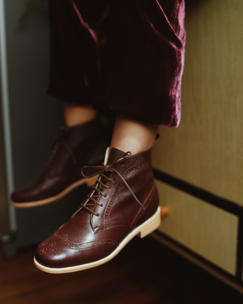 Designer Juliana Bicudo revela 5 apostas de sapatos para a temporada de inverno
