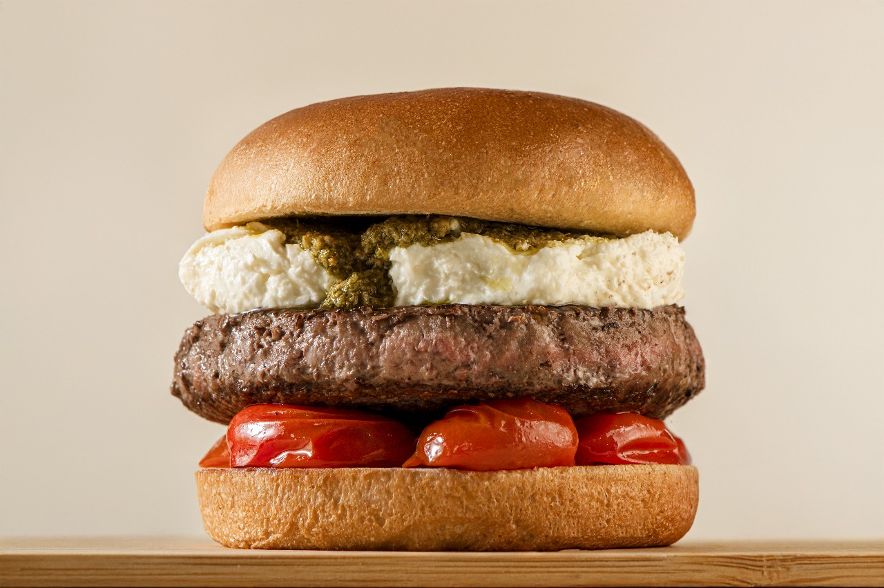 'T.T. Convida Vitalatte' leva burger com burrata e pesto de pistache para São Paulo