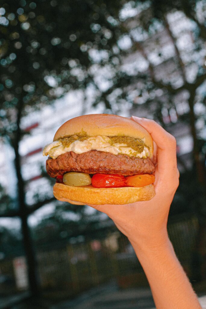 'T.T. Convida Vitalatte' leva burger com burrata e pesto de pistache para São Paulo