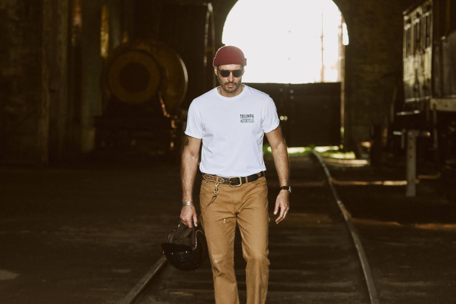 Leandro Lima estrela nova campanha de roupas e acessórios da Triumph