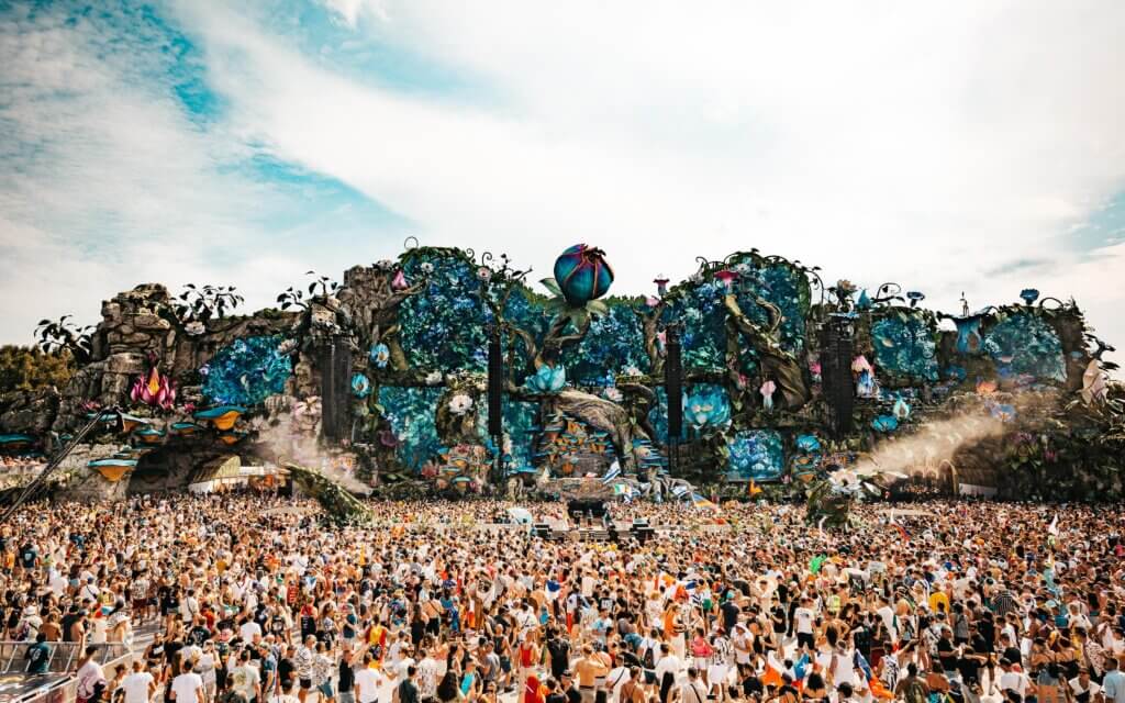 Make à prova de festival: segredos para brilhar (sem derreter) no Tomorrowland Brasil