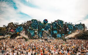Make à prova de festival: segredos para brilhar (sem derreter) no Tomorrowland Brasil