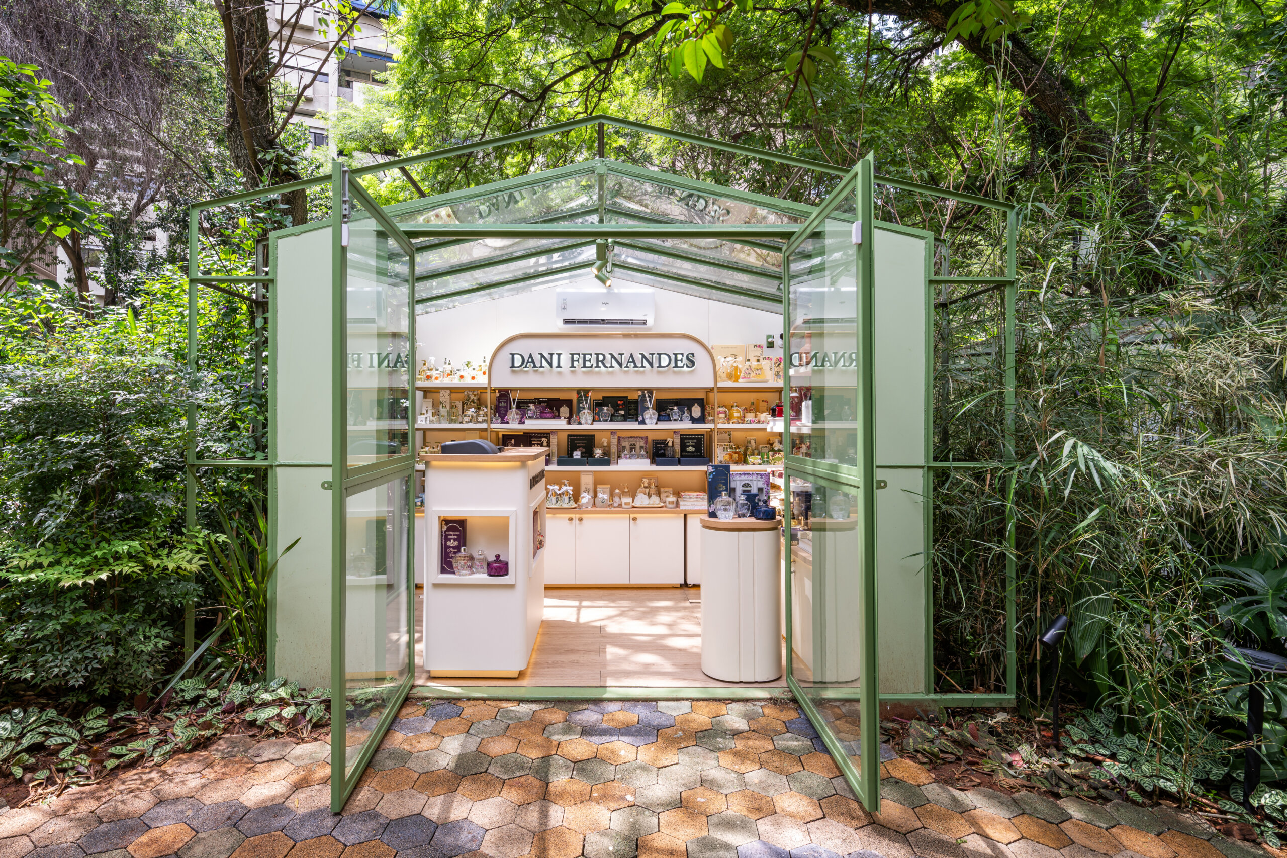 Dani Fernandes chega a São Paulo e abre loja na Cidade Matarazzo